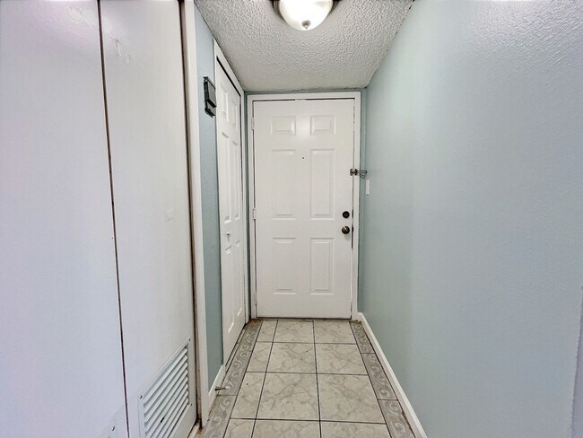 Foto del edificio - 865 Sky Lake Cir