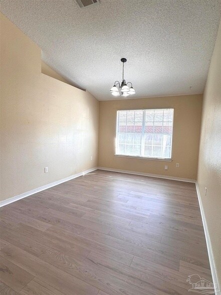 Foto del edificio - 4966 Berkeley Forest Blvd