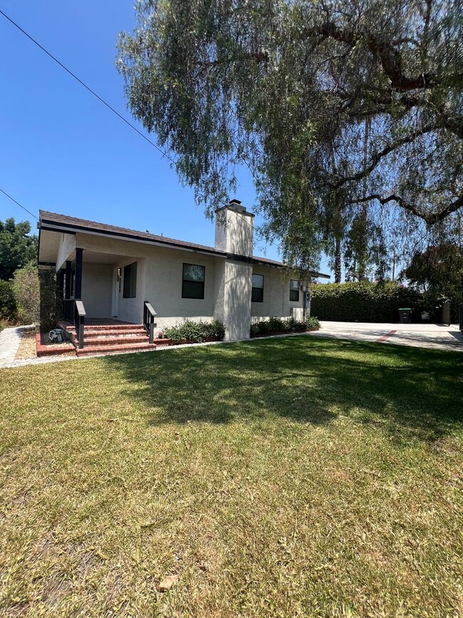 Building Photo - 8007-8009 HILL DR.
