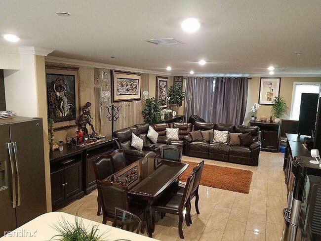 Building Photo - 4 br, 2.5 bath Townhome - 10708 Parrot Avenue