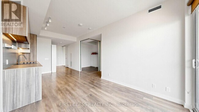 Photo du bâtiment - 898 Portage Pkwy