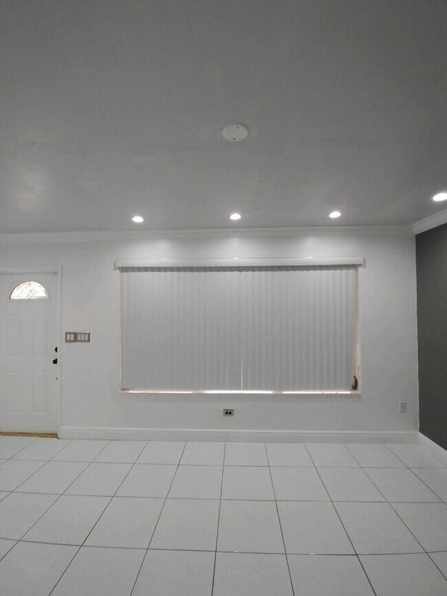 Building Photo - 2606 Alcazar Dr