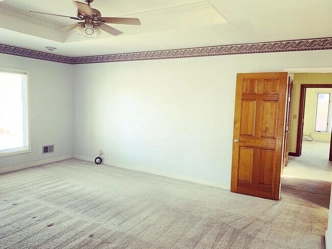 Foto del edificio - Check Out This Stunning & Rare Lake Forest Rental!