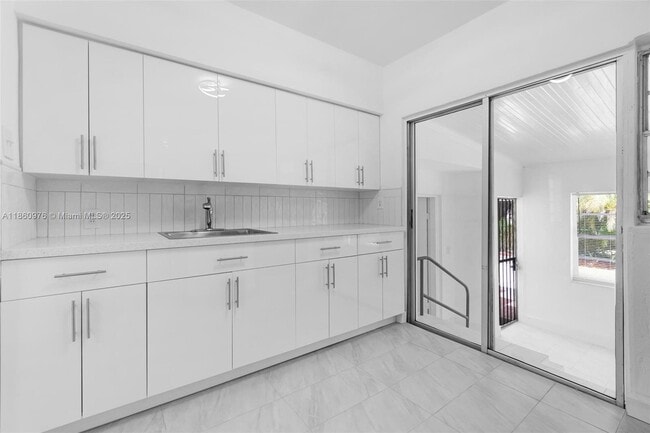 Building Photo - 1107 El Rado St