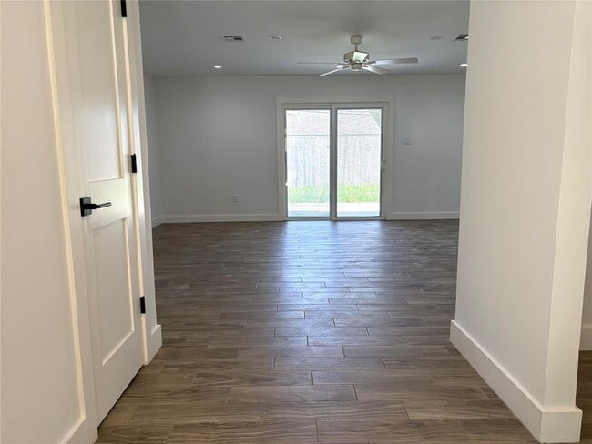 Building Photo - 406 Oak Vista Dr