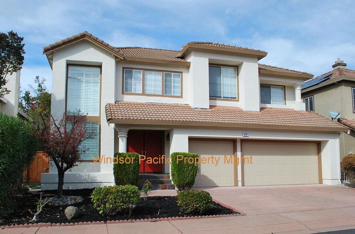 Foto principal - Updated Detached Home in Gated Fleur Du Mo...