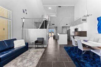 Building Photo - 800 N Tamiami Trl