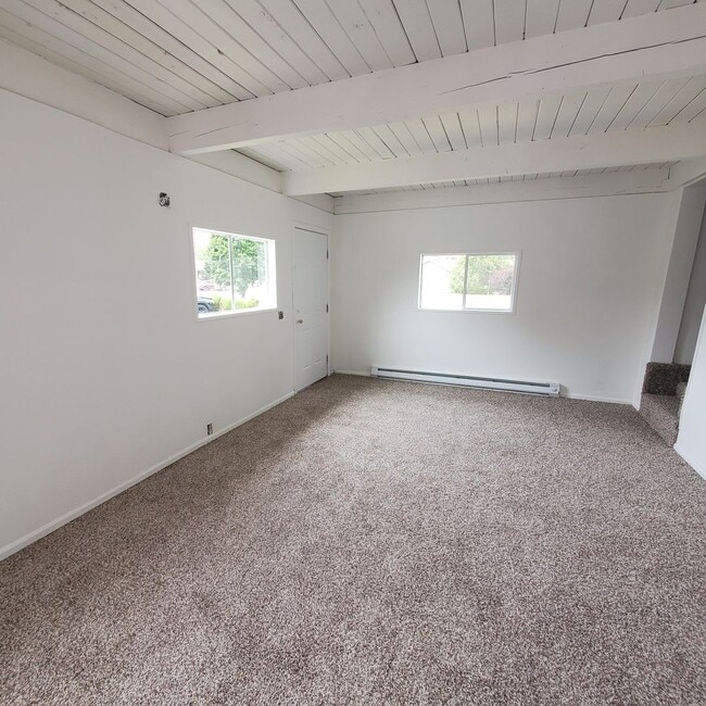 Building Photo - 2 Bedroom, 1 Bathroom Home with a Den for ...