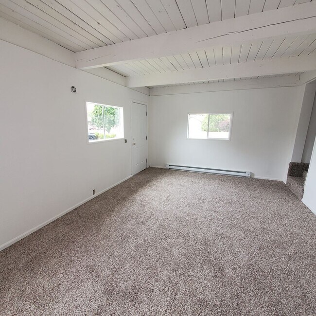Foto del edificio - 2 Bedroom, 1 Bathroom Home with a Den for ...