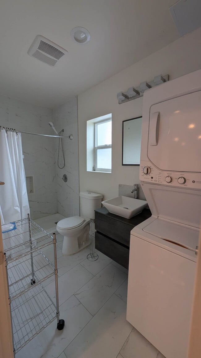 Building Photo - 158 E Floral Dr