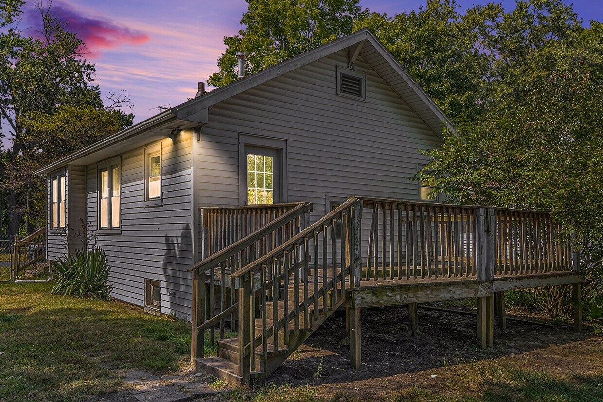 Foto principal - $1350 Eastwood 2-Bed/1-Bath Ranch, Basement, Large, Fenced yard - Ask about our no security depos...