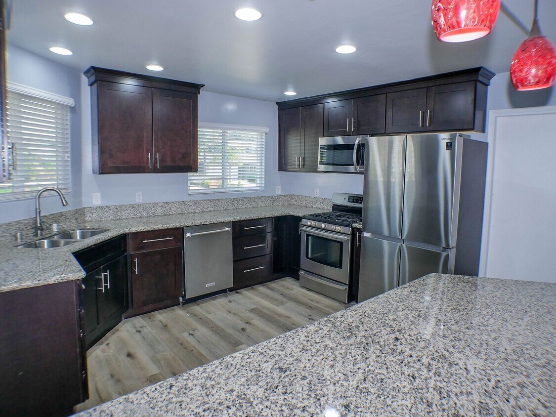 Primary Photo - Delightful 3 bed/2 bath home in a well-est...