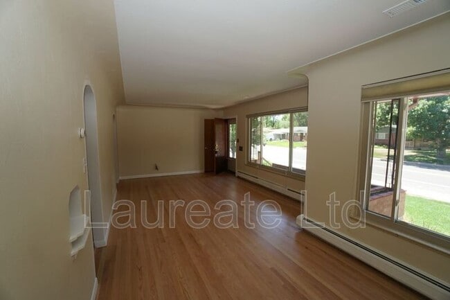 Building Photo - 1003 W Shepperd Ave