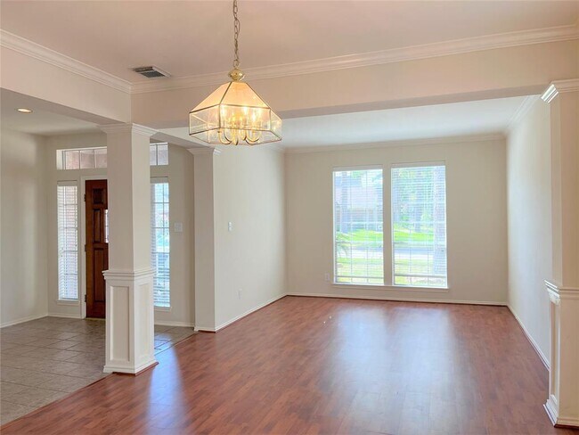 Building Photo - 15511 Clear Valley Dr