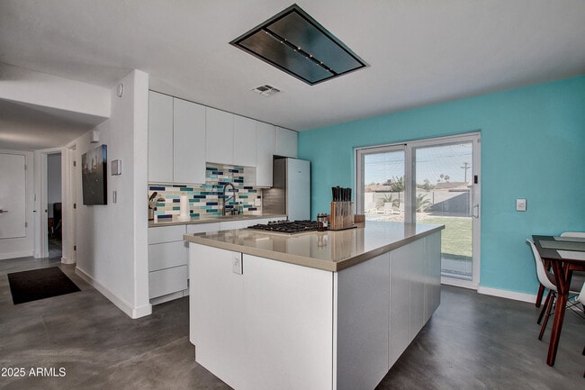 Building Photo - 7034 E Wilshire Dr