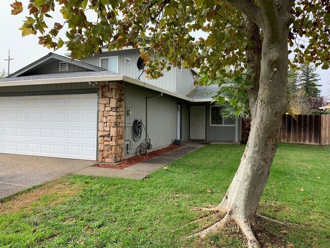 Building Photo - Super clean and move-in ready 3 Bedroom, 2 Bath!!