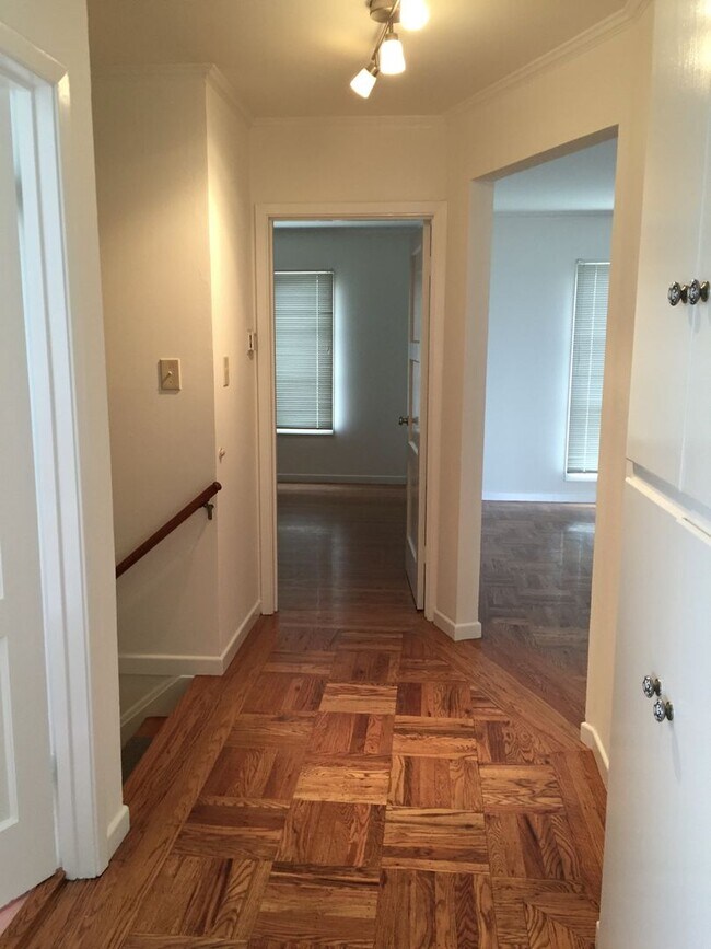 Building Photo - Bright and Spacious Miraloma Home - Update...