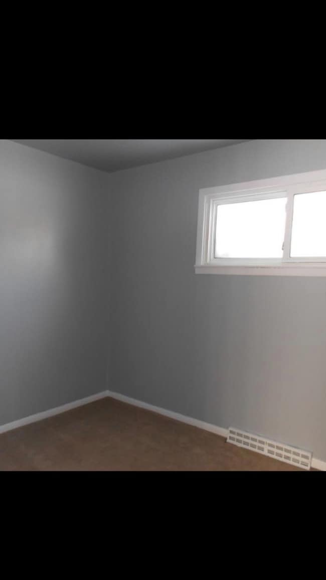 Building Photo - 640 E Pleasant St