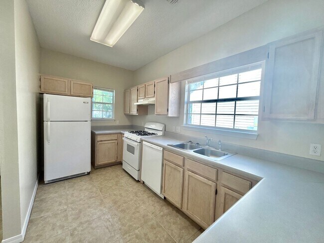 Building Photo - Charming 3-Bedroom Cottage
