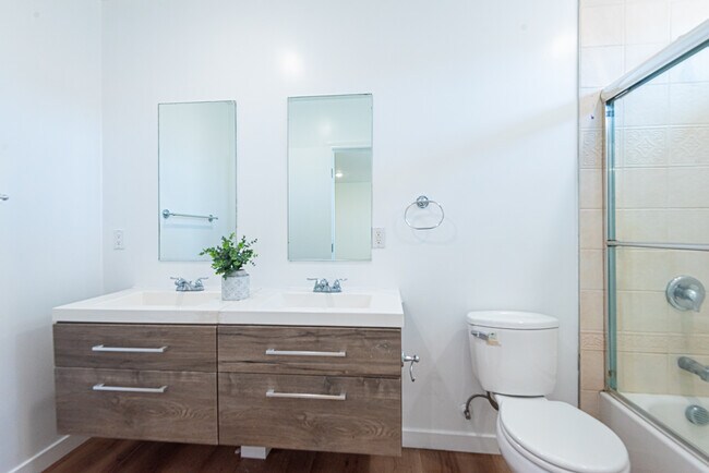 Baño principal - 16753 Sherman Way