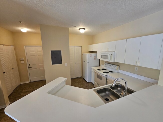 Building Photo - 605 Fairway Dr