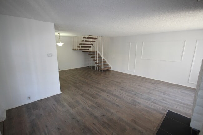 Building Photo - 3 Bedroom/2.5 Bath Townhouse in Heart of UTC