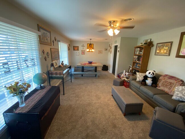 Building Photo - 2712 60th Street - Move in Special 1/2 off...