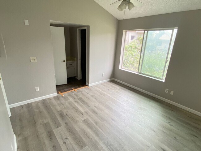Foto del edificio - 3 Bedroom 2.5 Townhouse with Brand New Kit...