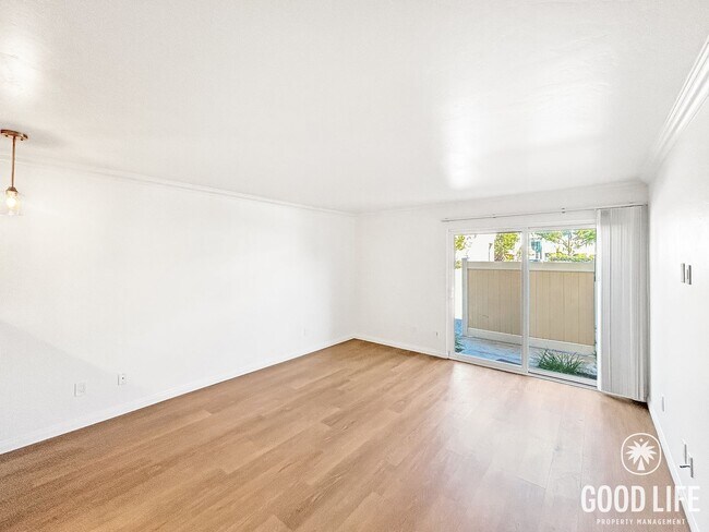Foto del edificio - Beautiful 1BD/1BA w/ Reserved Parking and Laundry On-Site in Pacific Beach!