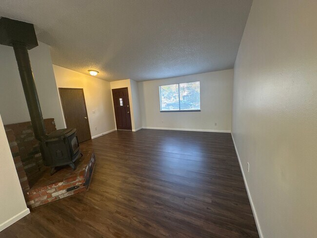 Building Photo - Old Mill 3 Bdrm House, All Appliances, W/D...