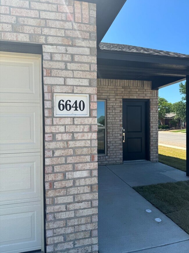 Foto del edificio - CORNER LOT!!!Glendale area CISD 3/2/2 !!! Be the 1st to live here!!!