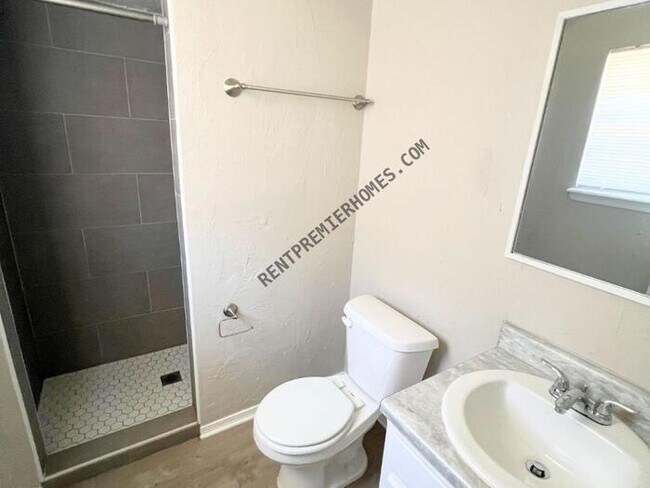 Building Photo - 3104 Simmons Dr
