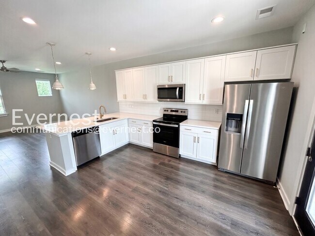 Foto del edificio - 2-Bed/2.5Bath Town Home/Pet Friendly/Available Soon!