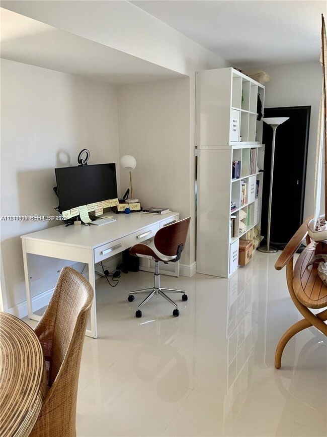 Foto del edificio - 8400 Byron Ave