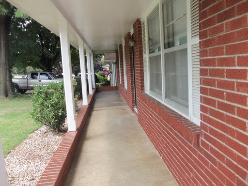 Building Photo - 933 E Sayer St