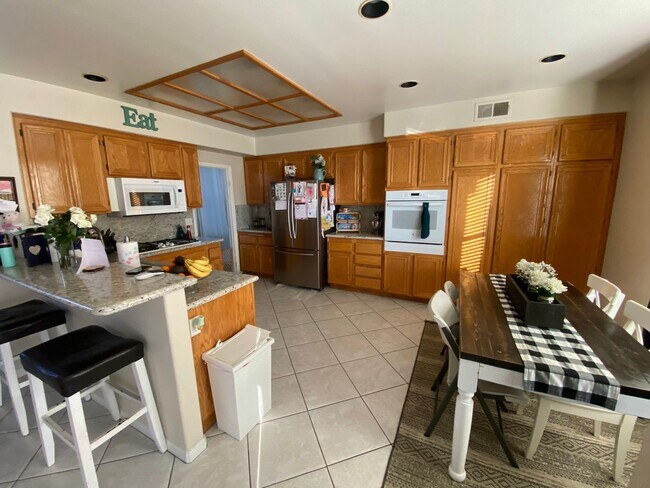 Building Photo - Temecula Cul-De-Sac Pool Home