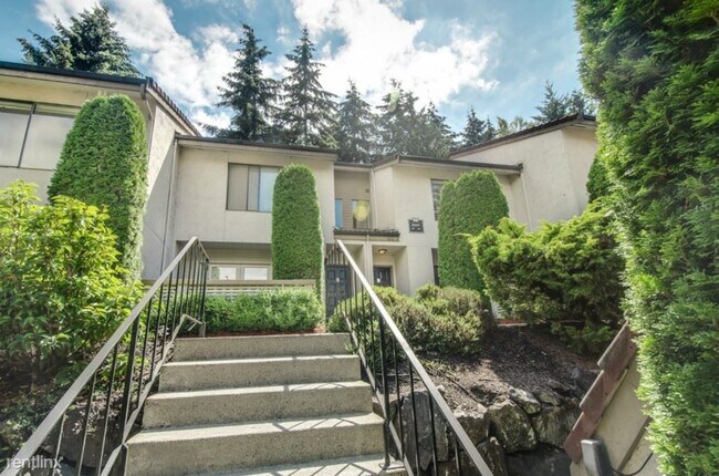 Building Photo - 2 br, 1.5 bath Townhome - 10407 Northeast ...
