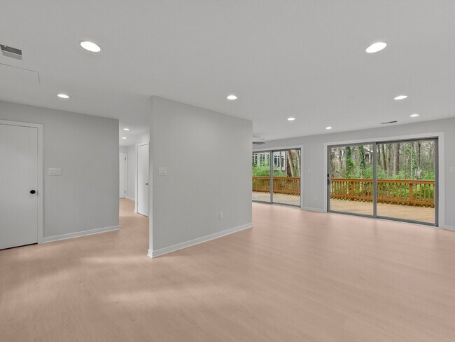 Foto del edificio - "Spacious 5-Bed Haven on Cedarest Rd – Where Comfort Meets Convenience in Fairfax!"