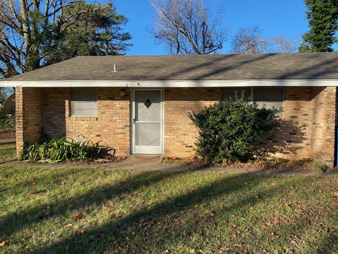 Exterior entry way. - 2401 Addiebelle St