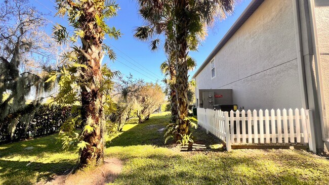 Foto del edificio - CORNER UNIT In Heritage Park READY for MOV...