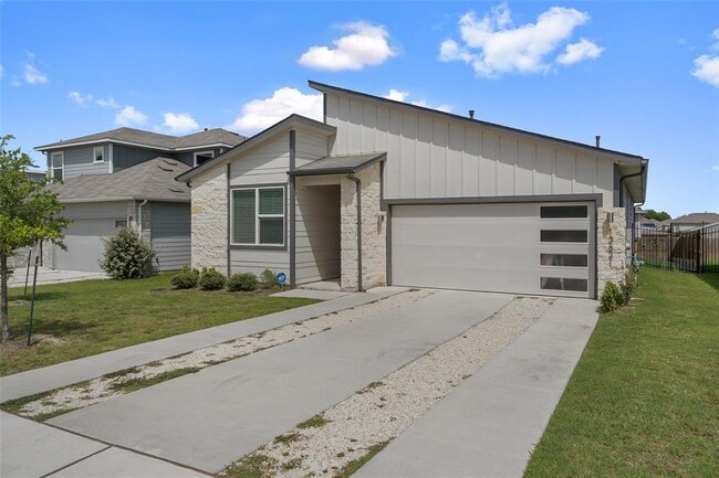 Building Photo - 13821 Zuhause Dr