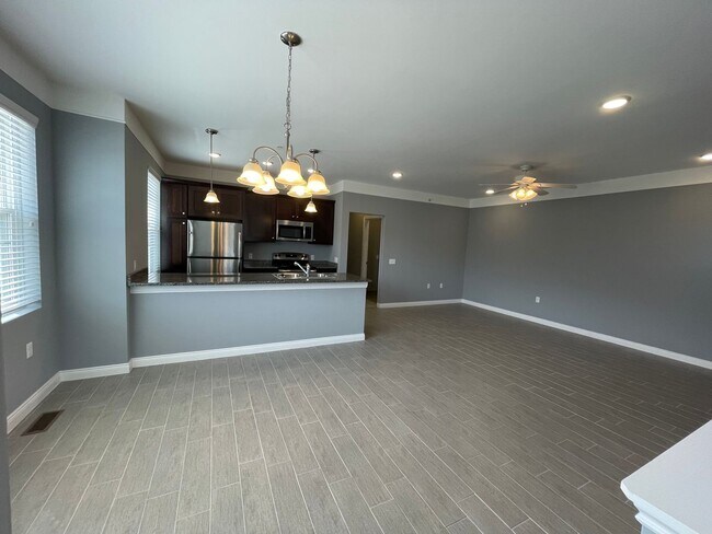 Foto del edificio - 3-Bedroom, 2-Baths, 1350 SF condo-style apartment, Upper Unit in Shelby Township.