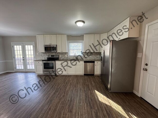 Building Photo - Spacious 4 bedroom two-story home with back deck in Mint Hill