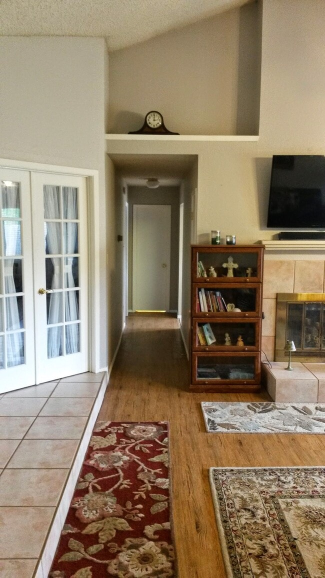 Building Photo - 3402 Meadowview Dr