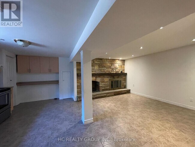 Building Photo - 516 Lynett Crescent