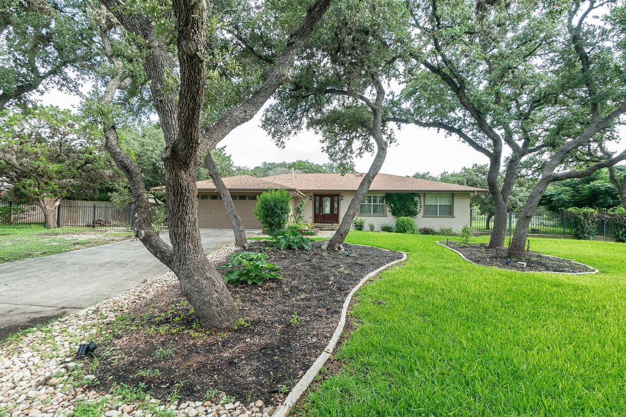 Primary Photo - Wonderful Home with Swimming Pool!