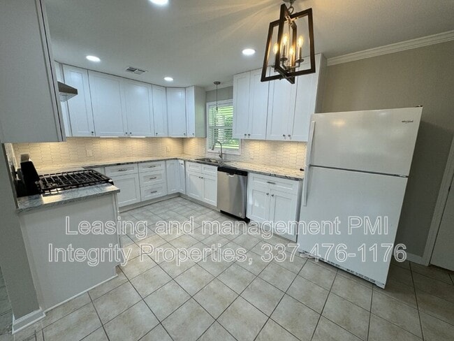 Building Photo - 305 Alice Dr