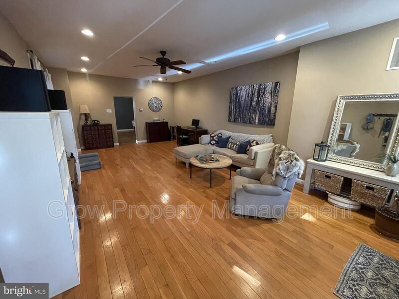 Foto principal - 4651 Sheldon St