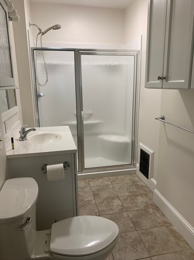 Building Photo - 24 Elm St