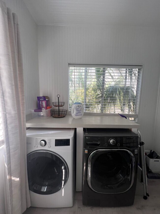 Foto del edificio - 6bd/3ba with Central AC Walking Distance to Campus